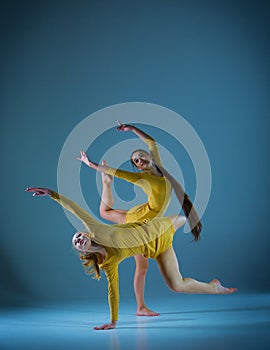 The two modern ballet dancers