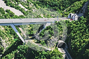 Dvě hora tunel a most jeden přes další 