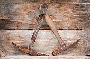 Due vecchio ferro arrugginito estrazione scelta sul legna scaffali 