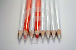 Zwei Bleistifte zwischen weiß Bleistifte 