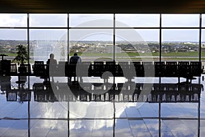 Dos pasajeros espera en aeropuerto sala 