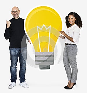 Two people with a light bulb icon