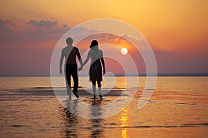 L'immagine di due persone che si amano al tramonto.