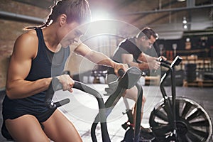 Two people training in effort on simulators