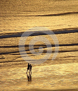 Dos personas sobre el Playa 