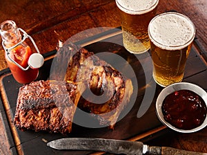 Two portions of grilled spare ribs with cold beers