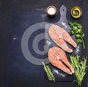 Due crudo sul salmone, salutare pasto erbe aromatiche prezzemolo oliva olio un sale buio antico piatto sul di legno 