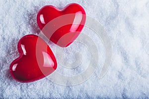 Due brillante cuore sul gelido bianco la neve. un San Valentino 