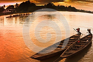 Two rowing boat boats are tied to the shore