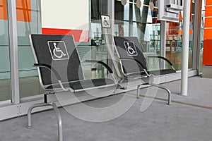 Dvě sedadla lidé postižením v letiště sál 