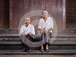 Dve ázijský ženy pozerá na 