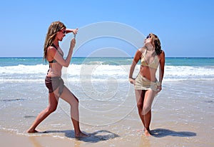 Dos joven mujer sobre el Playa sobre el día festivo o día festivo 