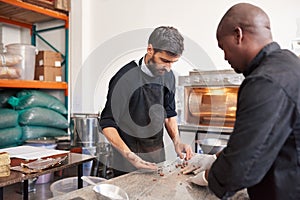 Dos trabajadores cambiando cacao frijoles en creación 