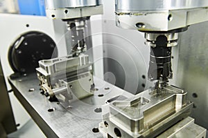 Two spindel CNC milling machine at simultaneous metal working