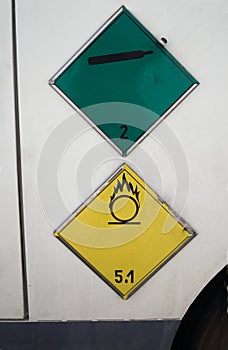 wo stickers for plate, the yellow one indicates the transport of oxidizing materials, the green one indicates the transport of non photo