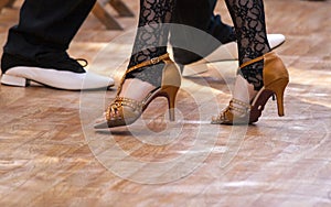 Dos bailarines pasión sobre el piso 