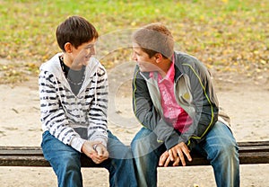 Dvě dospívající přátelé mluvení v 