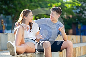 Two teenagers are having a conversation