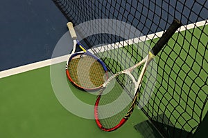 Dos tenis cohetes más cercano limpio sobre el patio de juegos la corte 