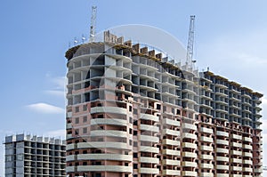 Two-tone highrise building under construction.