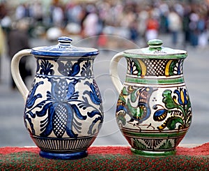 Dve tradičný rumunčina džbány 