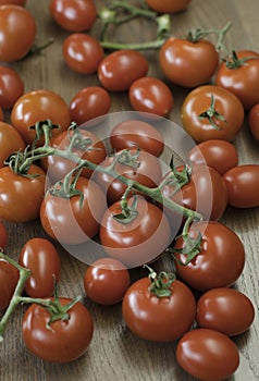 Two types of cherry tomatoes on cutting board