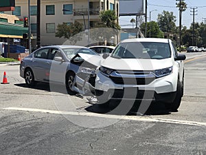 Dos vehículo auto la caída en la ciudad carreteras cruce de caminos 