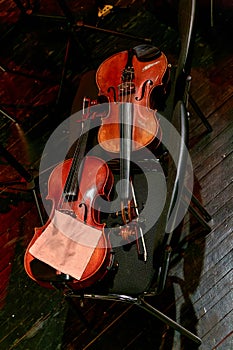 Due violino da sinfonia sdraiarsi sul sedie durante rottura 