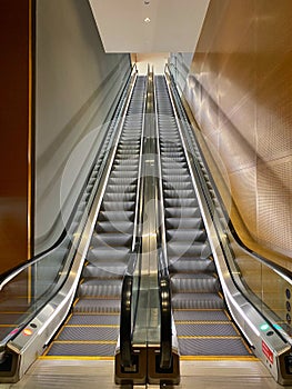 A Two-way Ascending and Descending Modern Escalators