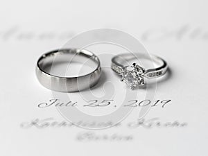 Dvě snubní prsteny na bílý list 