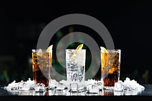 Dos a Coca cócteles a uno blanco alcohólico beber sobre el mesa 