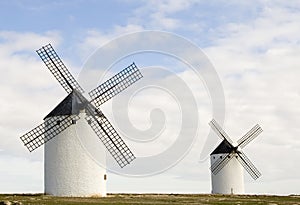 Dos molinos de viento 