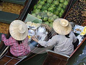 Dos mujer en flotante El mercado 