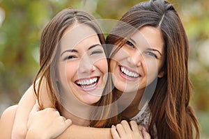 Dos mujer amigos sonriente perfecto dientes blancos 