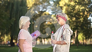 Dos mujer amigos antes en el parque a dar consejo cada próximo 