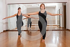 Two women making a fitness exercisen in synchrony