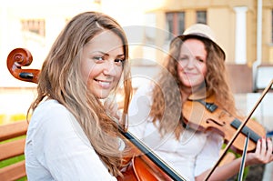 Two women strings duet playing