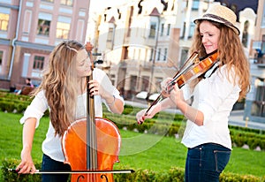 Two women strings duet playing
