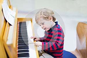 Dos anos viejo un nino chico música 