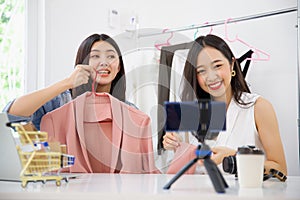 Dvě mladý asijský atraktivní žena v tkanina šaty připojen do internetové sítě obchod obchod připojen do internetové sítě nápady 