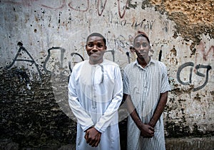 Due giovane nero studenti in piedi  alto una foto 