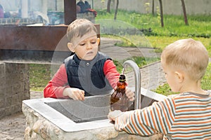 Dos joven los chicos relleno una botella de Agua 