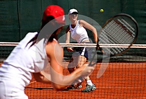 Dos joven Deportes una mujer tenis jugadores con juega en el sol 