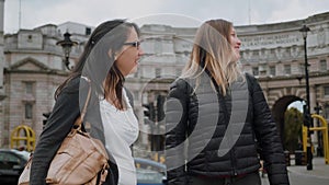 Two young women on a sightseeing tour through London