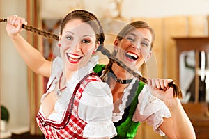 Dve mladý ženy v tradičný bavorských 