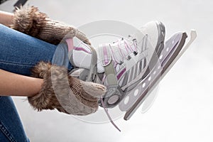 Tying laces of ice figure skates