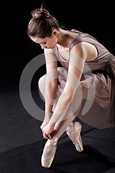 Tying pointe shoes