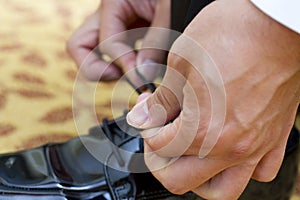 Tying shoe laces