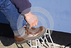 Tying shoe laces