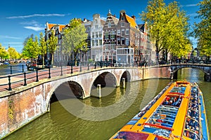 Tipico canali ponti un colorato una barca olanda Europa 